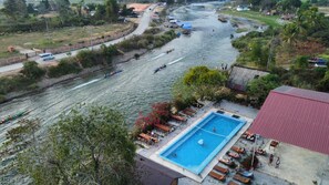 Una piscina al aire libre