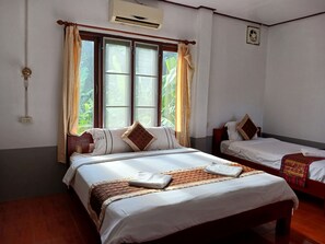 Superior Triple Room | Free WiFi - Riverside Garden Hostel (Vang Vieng)