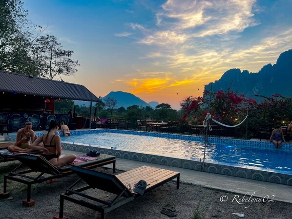 Outdoor pool - Riverside Garden Hostel (Vang Vieng)