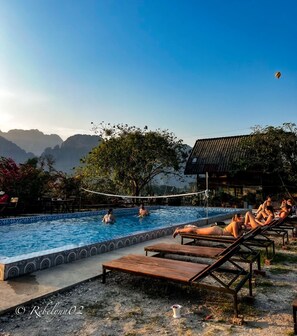 Una piscina al aire libre