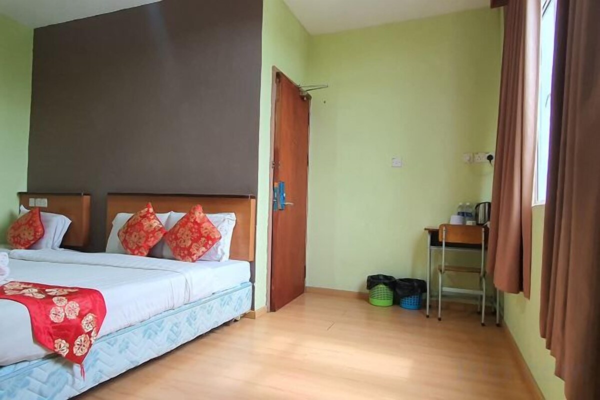 Una habitación con una cama, un escritorio y una silla.