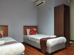 Habitación estándar con 2 camas individuales | Espacio para trabajar con laptop, wifi gratis y ropa de cama 
