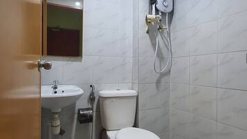 Ducha, secador de pelo, bidet, toallas