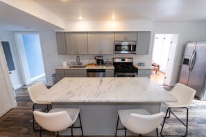 Private kitchen - Family-sized Home ~ 6 Mi to DC the National Mall and Capitol Hill (Takoma Park)