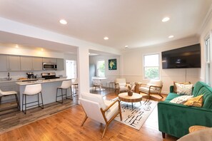 Living area - Family-sized Home ~ 6 Mi to DC the National Mall and Capitol Hill (Takoma Park)