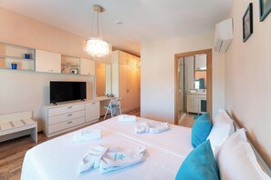 3 bedrooms, iron/ironing board, free WiFi, bed sheets