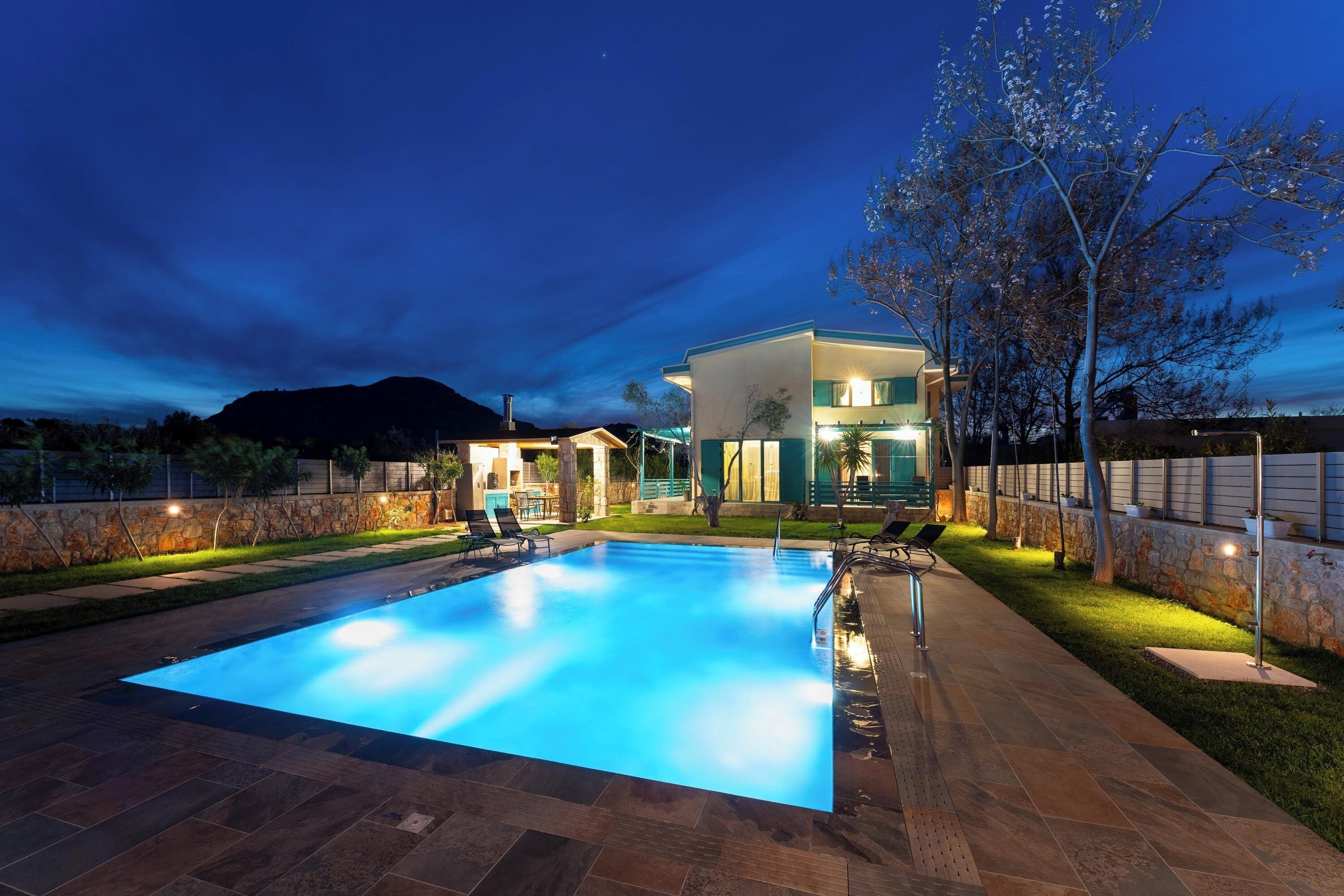 Utendørsbasseng og et oppvarmet basseng