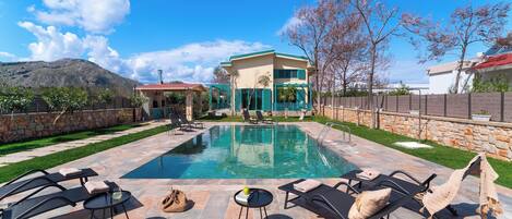 Alberca al aire libre y alberca climatizada