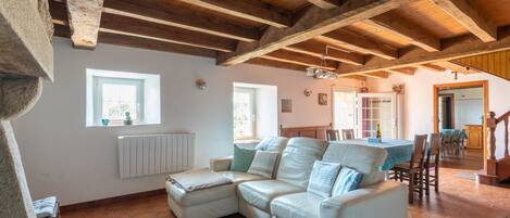 Cheminée, table de tennis de table, chaîne hi-fi