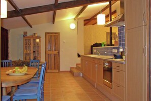 Fridge, microwave, oven, dishwasher - Holiday Home in Carcès with Pool & Vineyards (Carcès)