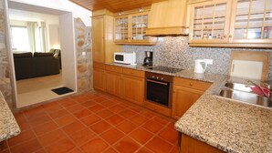 Fridge, microwave, oven, stovetop - Modern Holiday Home in Cela (Cela (Alcobaça))
