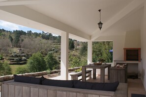 Outdoor dining - Holiday Home in Covas with Pool and Nature (Covas)