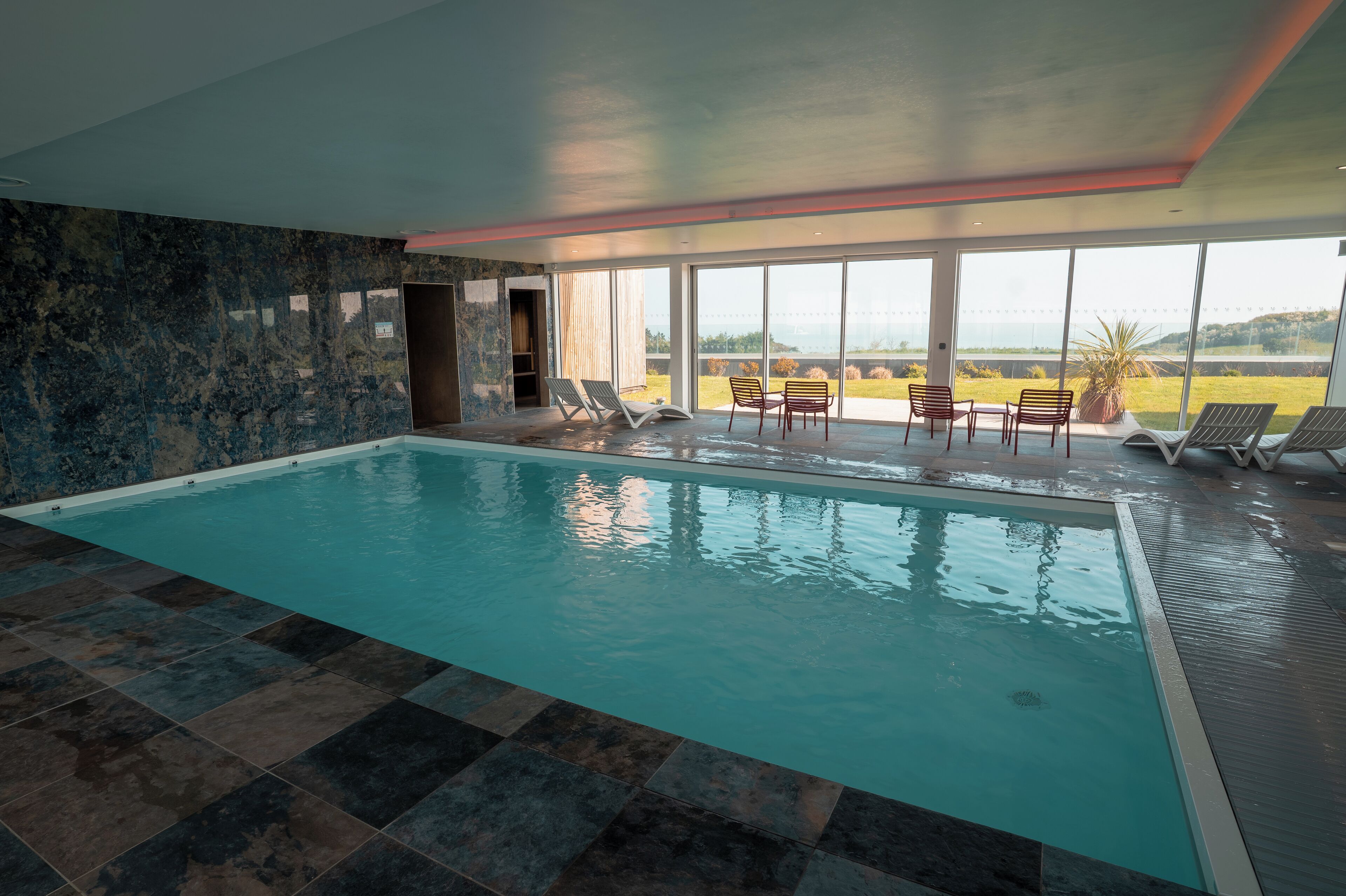 Una piscina cubierta