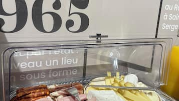 Desayuno buffet diario (EUR 15 por persona)