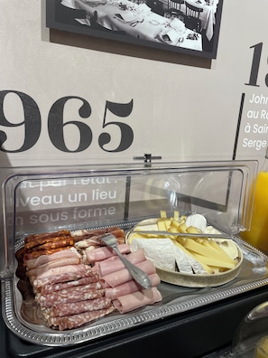 Tägliches Frühstücksbuffet (15 EUR pro Person)