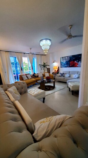 Apartemen Superior, 5 kamar tidur, pemandangan samudra | Area keluarga | Televisi layar datar 42-inci dengan saluran TV digital