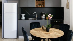 Leilighet – classic | Eget kjøkken | Kjøleskap, mikrobølgeovn, ovn og kokeplater