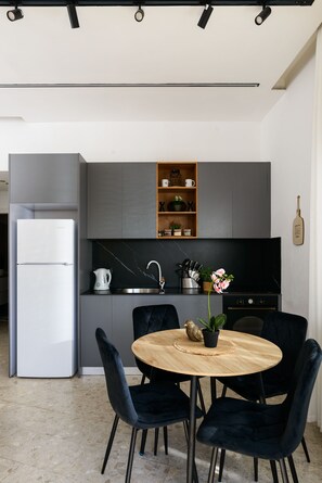 Klassiek appartement | Privékeuken | Een koelkast/vriezer, een magnetron, een oven, een kookplaat