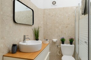 Appartement Classique | Salle de bain | Douche, sĂšche-cheveux, serviettes fournies, savon