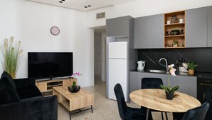 Leilighet – classic | Oppholdsområde | En 52-tommers smart-TV med digitale kanaler