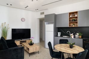 Klassiek appartement | Woonruimte | Een 52-inch smart-tv met digitale zenders