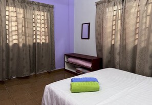 Driepersoonskamer, gemeenschappelijke badkamer | Een laptopwerkplek, beddengoed