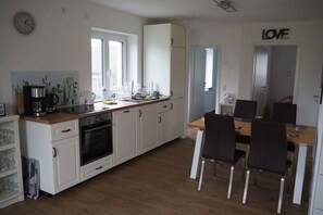 Kylskåp, ugn, spishäll och diskmaskin