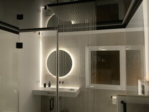 Regadera, secadora de cabello, bidet, toallas 