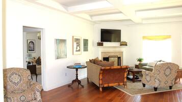 Télévision, cheminée, baby-foot, livres