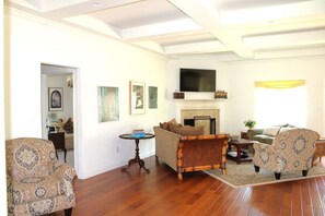 Télévision, cheminée, baby-foot, livres