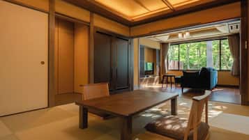 Triple Room | Down comforters, in-room safe, blackout drapes, WiFi (free)