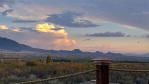 A landscape with mountains in the distance and a clear sky. - Star Gazer  Hideaway (Bisbee)