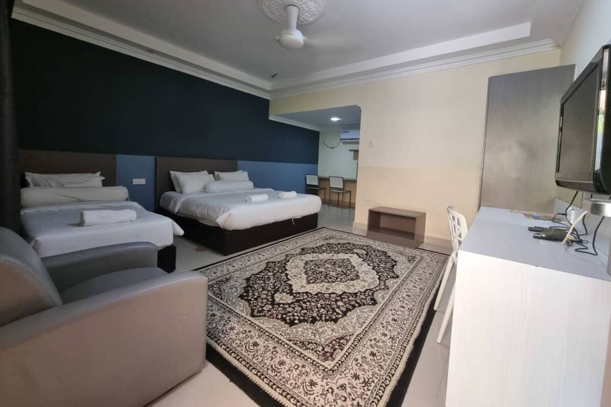 Espacio para trabajar con laptop, wifi gratis y ropa de cama 