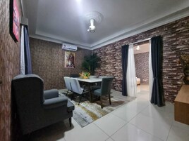 Espacio para trabajar con laptop, wifi gratis y ropa de cama 