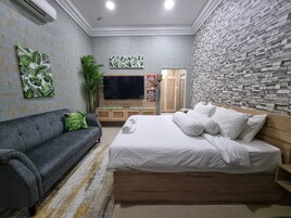 Espacio para trabajar con laptop, wifi gratis y ropa de cama 