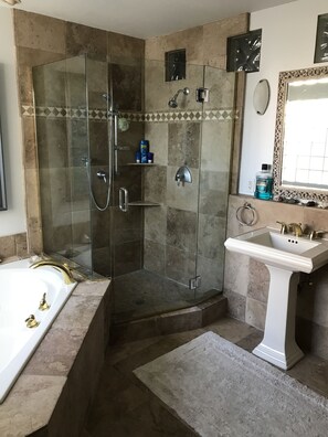 Dusche, Whirlpool, Haartrockner, Handtücher