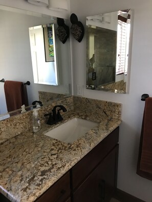 Douche, baignoire Ă jets, sĂšche-cheveux, serviettes fournies