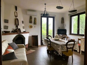 电视、壁炉、书、立体声音响