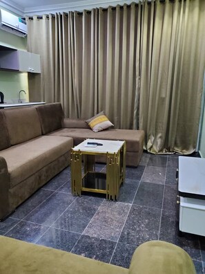Luxury Room | Living area | Plasma TV - Cozy Residence (Abuja)