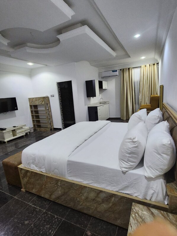 Executive Room | 1 bedroom, individually decorated, individually furnished, desk - Cozy Residence (Abuja)