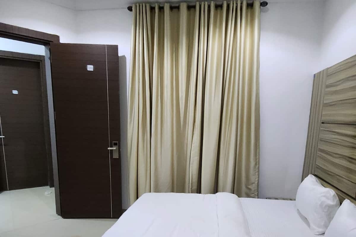 1 bedroom, individually decorated, individually furnished, desk