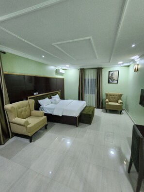 1 habitación, decoración personalizada, muebles diferentes y escritorio 