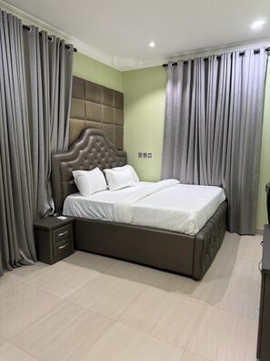 1 habitación, decoración personalizada, muebles diferentes y escritorio 