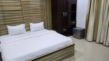 1 bedroom, individually decorated, individually furnished, desk