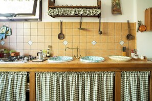 Ovn, kokeplater, kaffetrakter/tekoker og brødrister