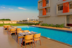 Outdoor pool - Pride Elite Becharaji (Dasada)