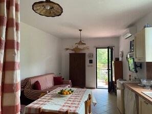 TV, books, stereo - Etna-mare, Monolocale "l'antica Botte" (Sicilia)