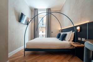 Deluxe-huone, 1 keskisuuri parisänky, parveke, kaupunkinäköala | 1 makuuhuone, egyptinpuuvillaiset lakanat, ylelliset vuodevaatteet