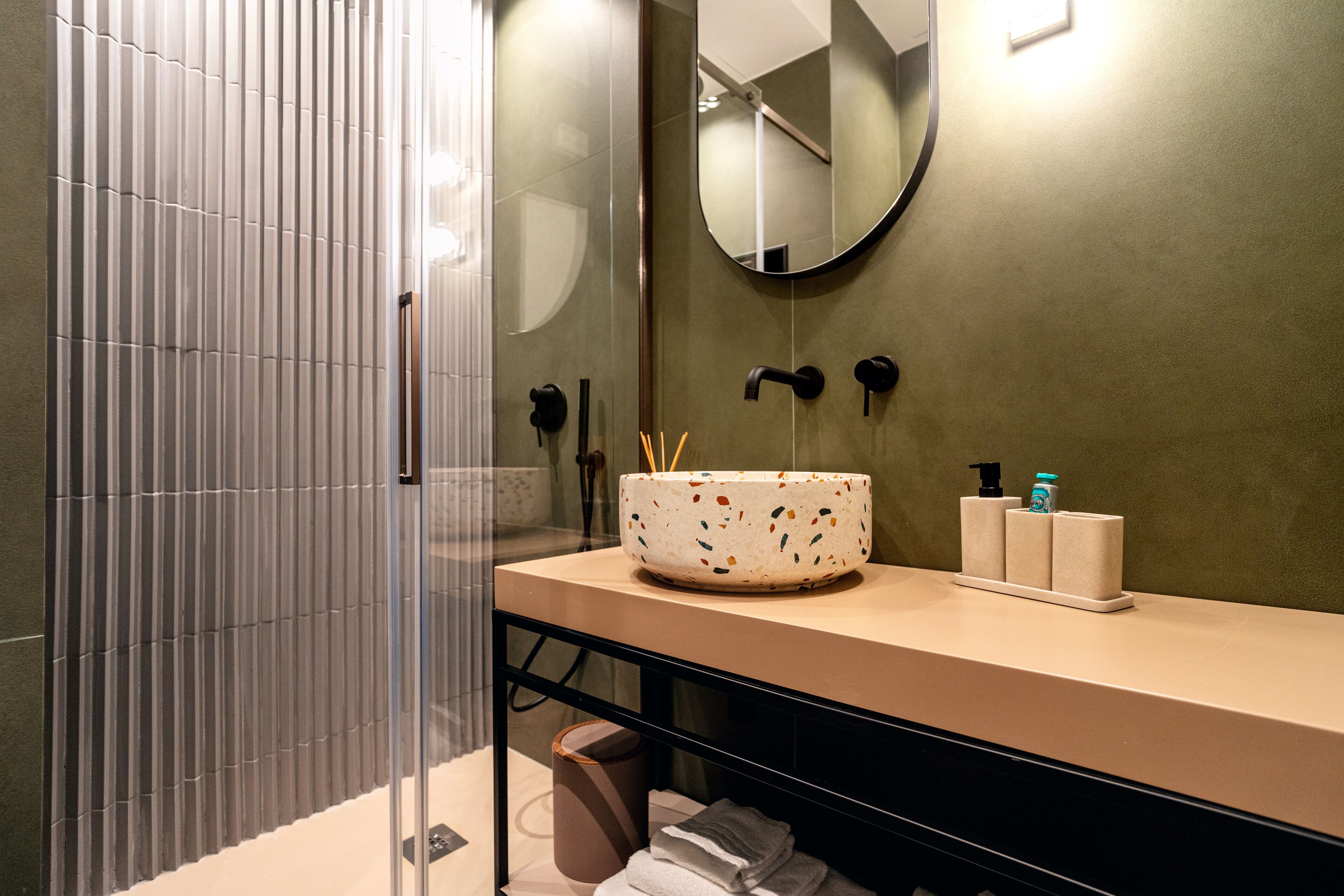 Dusche, Regendusche, kostenlose Toilettenartikel, Haartrockner