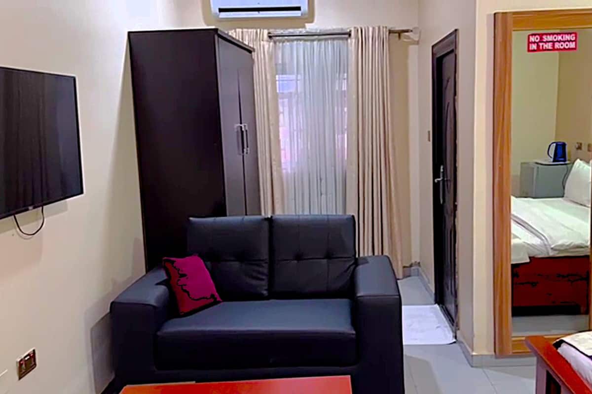 1 bedroom, premium bedding, memory-foam beds, desk